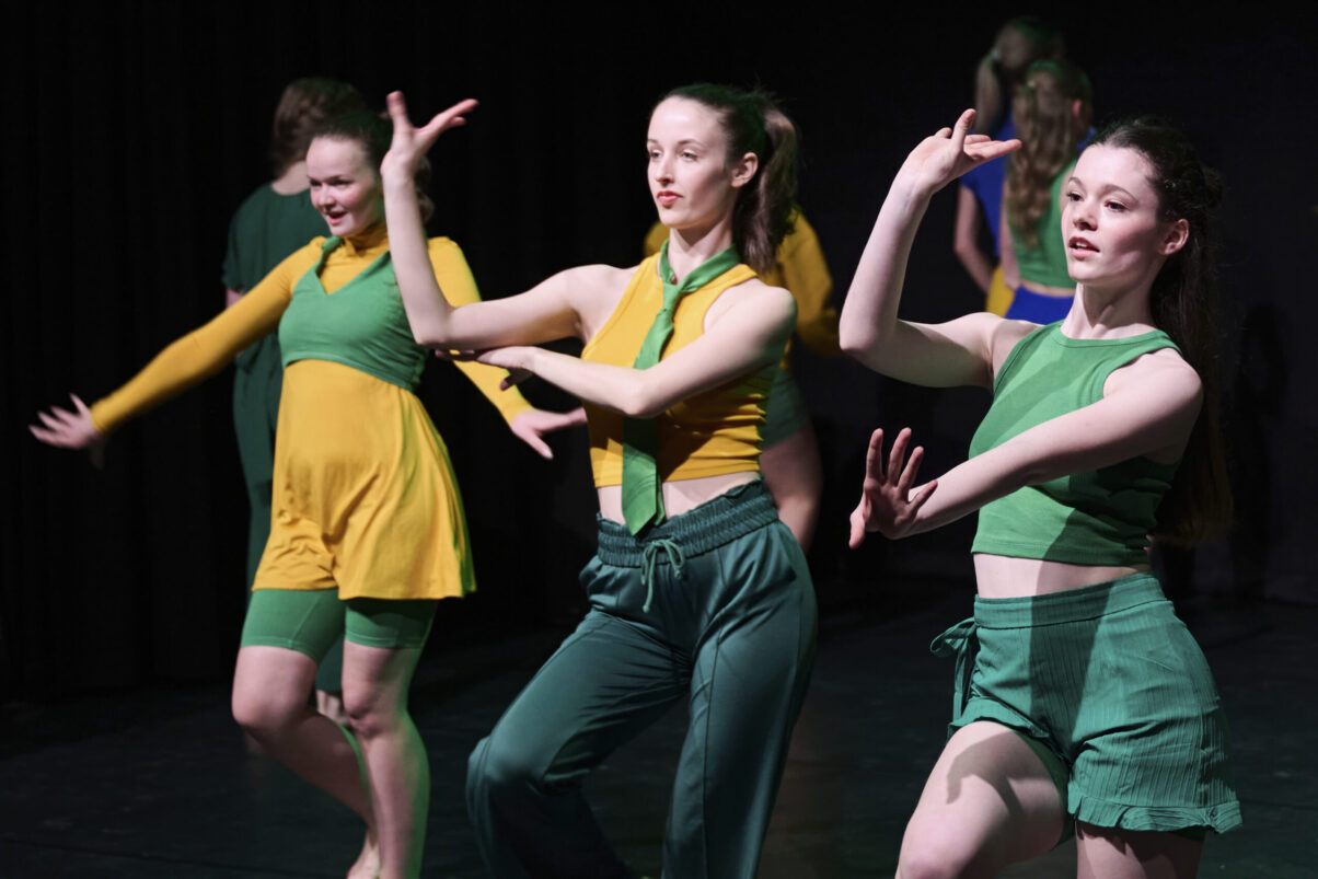 Eventfotografie Düsseldorf Ballettaufführung, sehr moderne funkige Choreographie, moderne knalligfarbene, unterschiedliche sportliche Outfits