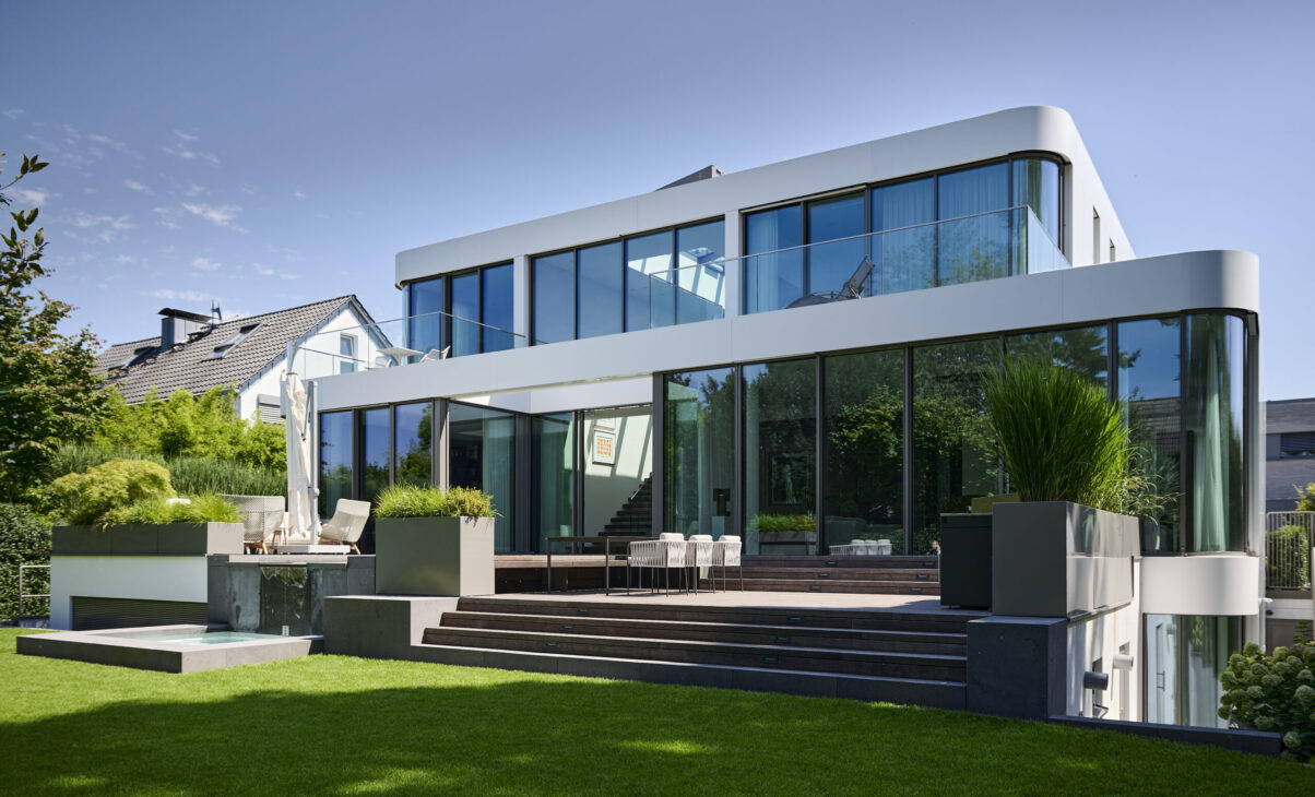 Architektur- und Interieurfotografie Düsseldorf MH Project, Gartenansicht des Hauses mit Terrassen und Brunnen