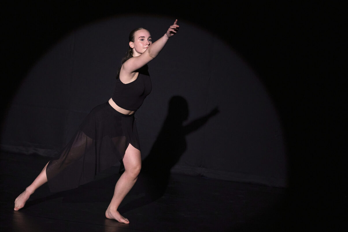 Eventfotografie Düsseldorf Ballettaufführung, moderne Fusion-Choreographie, Tänzerin im schwarzen Studio-Look