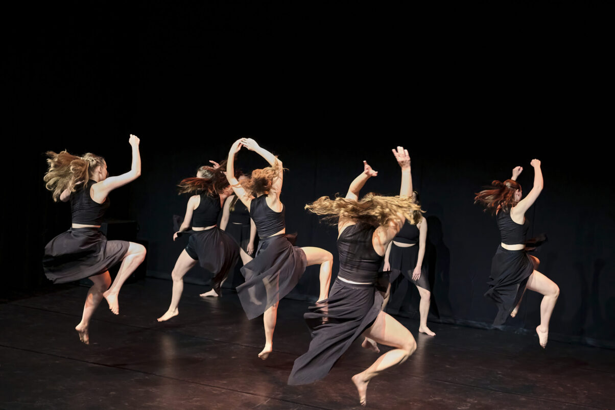 Eventfotografie Düsseldorf Ballettaufführung, moderne Fusion-Choreographie, Tanzensemble im schwarzen Studio-Look