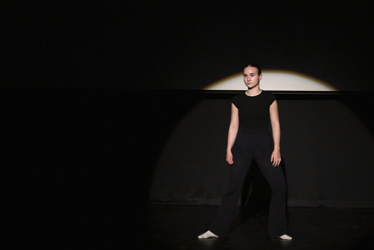 Eventfotografie Düsseldorf Ballettaufführung, moderne Fusion-Choreographie, Tänzerin im schwarzen Studio-Look