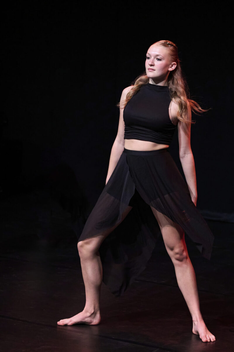 Eventfotografie Düsseldorf Ballettaufführung, moderne Fusion-Choreographie, Tänzerin im schwarzen Studio-Look