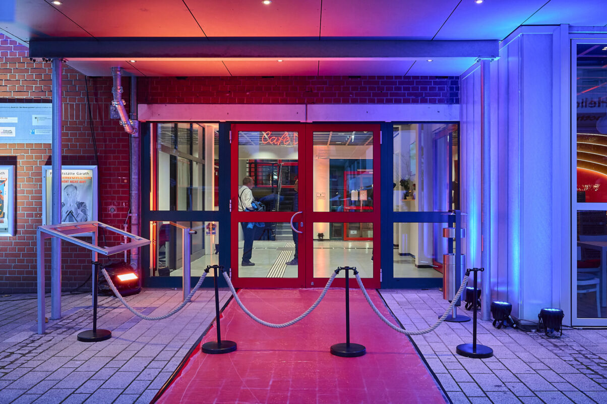 Eröffnungsgala Kulturhaus Süd - Beleuteter Eingang des Kulturhausees Süd im Abendlicht.