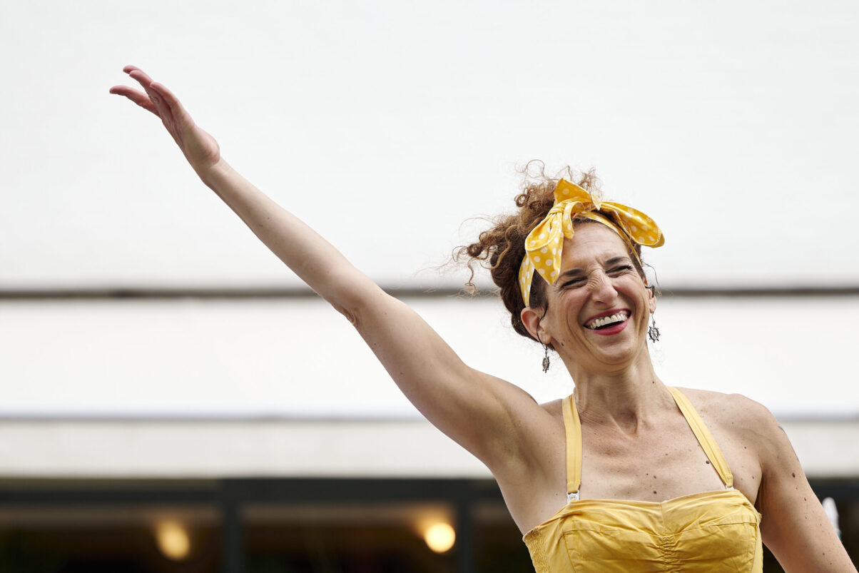 Pop up Artistik Festival, Artistin, lachend, vor der Verbeugung