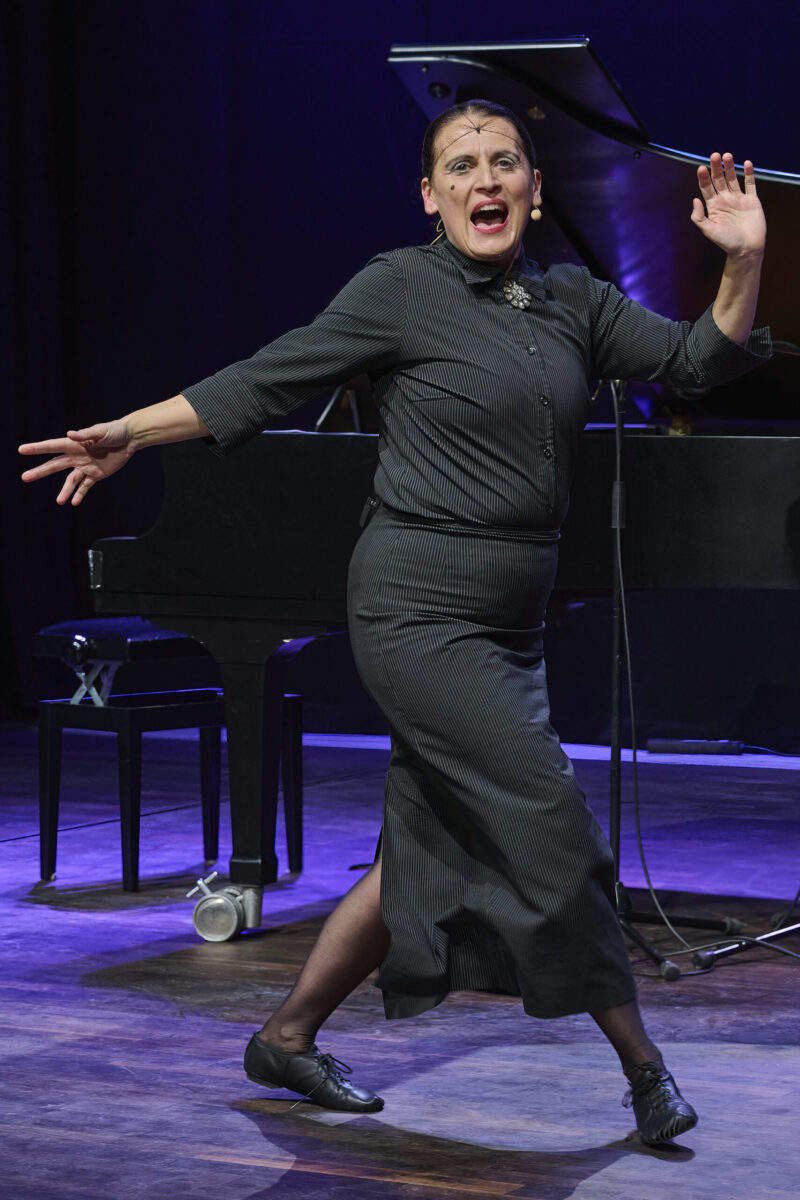 Eröffnungsgala Kulturhaus Süd - Künstlerische Darbietung einer Frau im schwarzen Kleid mit Gesang und Humor auf einer Bühne