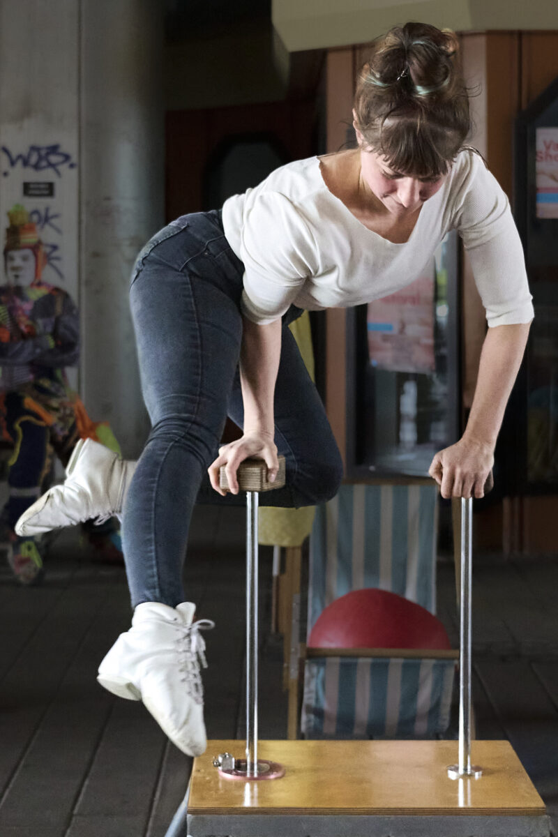 Pop up Artistik Festival, Artistin auf Händen jonglieren auf zwei Stangen