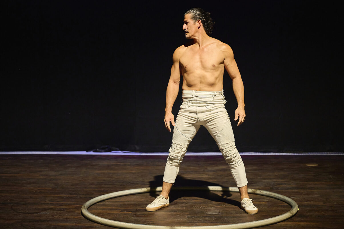 Eröffnungsgala Kulturhaus Süd - Reifenartist in Vorbereitung auf seine Darbietung steht auf der Bühne mit einem großen Reifen