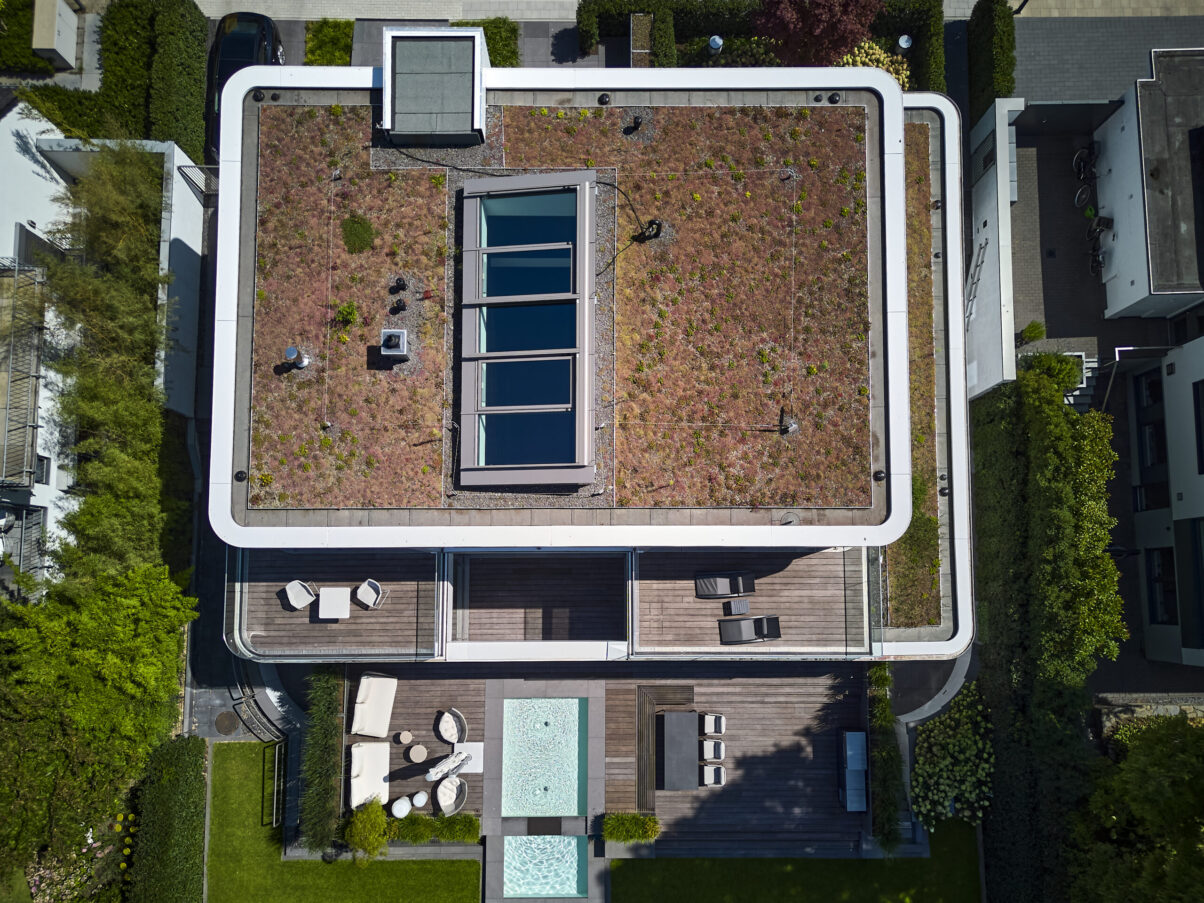 Architektur- und Interieurfotografie Düsseldorf MH Project, Luftansicht des Hauses mit Terrassen und Brunnenanlage