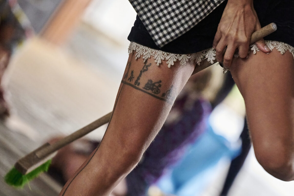 Pop up Artistik Festival, Detailbild der Artistin, die scheinbar auf einem Besen reitet