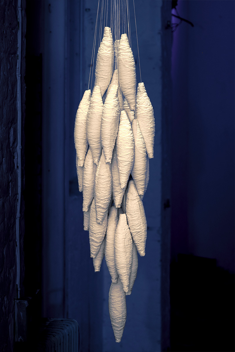 Eventfotografie Düsseldorf Ausstellung "72 Stunden - ein Zeitraum" von Corinna Bernshaus - von der Decke herabhängende Skulptur aus Porzellan -Spindeln