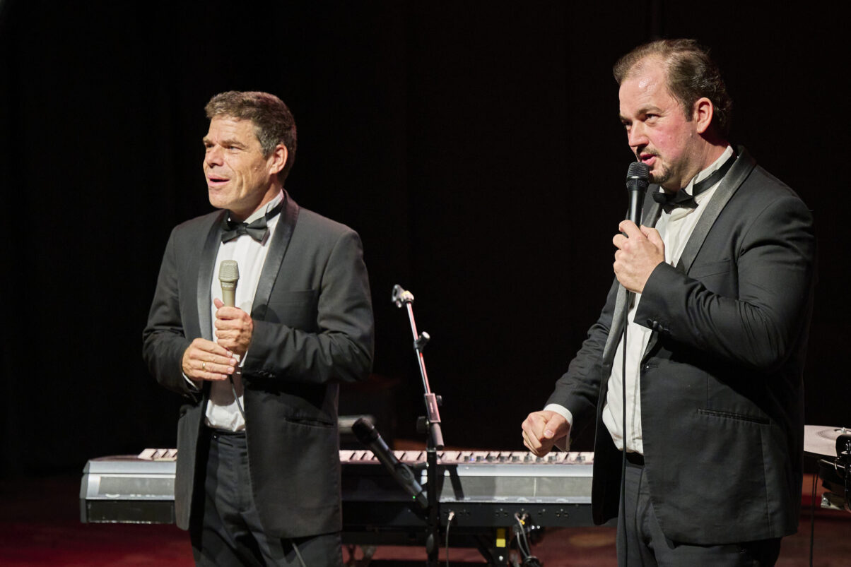 Eröffnungsgala Kulturhaus Süd - Comedians im schwarzen Smoking auf der Bühne mit Keyboard im Hintergrund