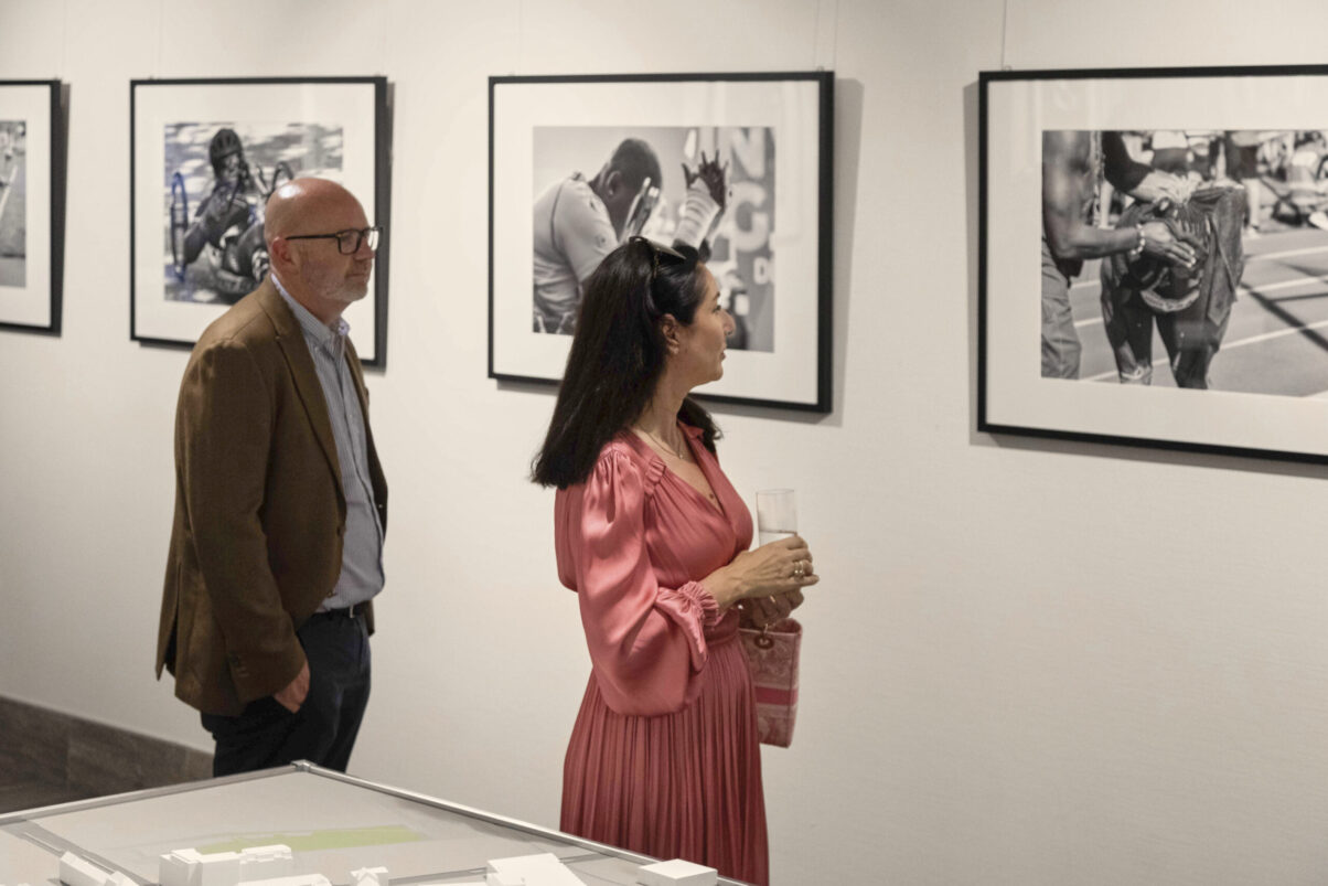 Ausstellung Spirit of Invictus Games Düsseldorf 2023 Päarchen betrachtet die Bilder der Ausstellung im Rathaus