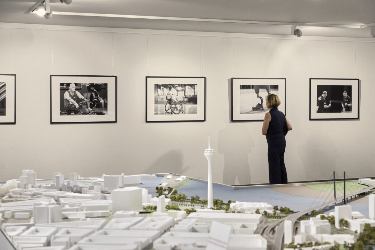 Ausstellung Spirit of Invictus Games Düsseldorf 2023 Besucherin der Ausstellung im Rathaus