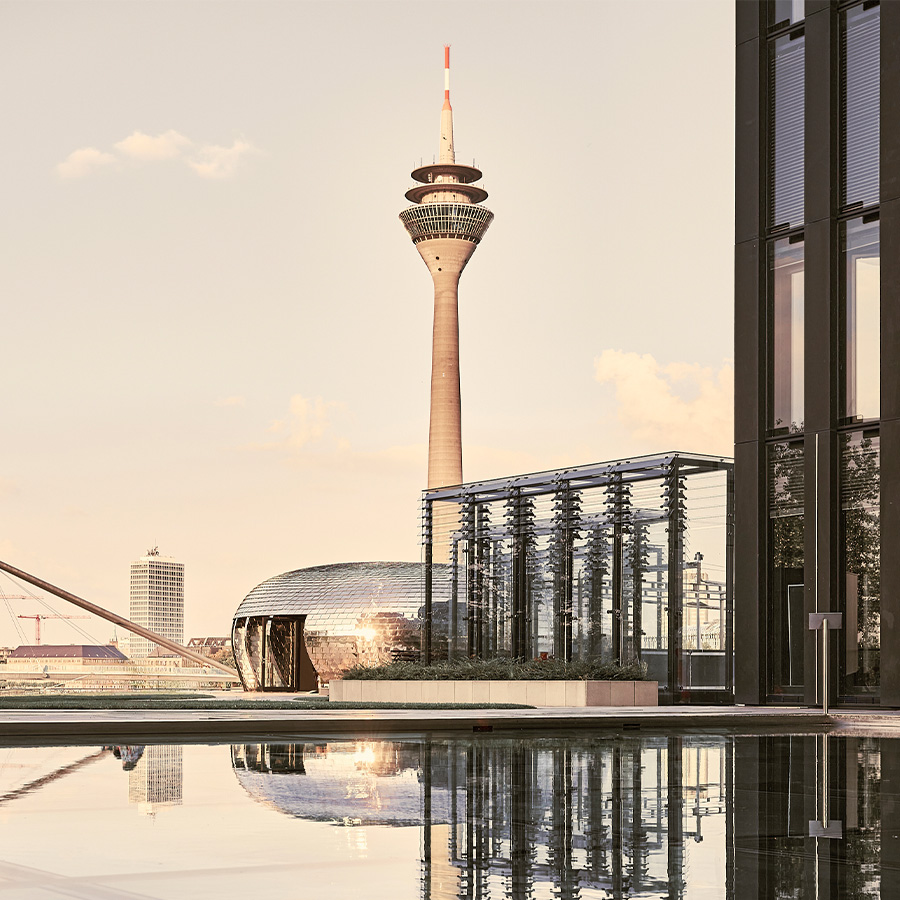 Medienhafen Düsseldorf mit Blick auf den Rheinturm