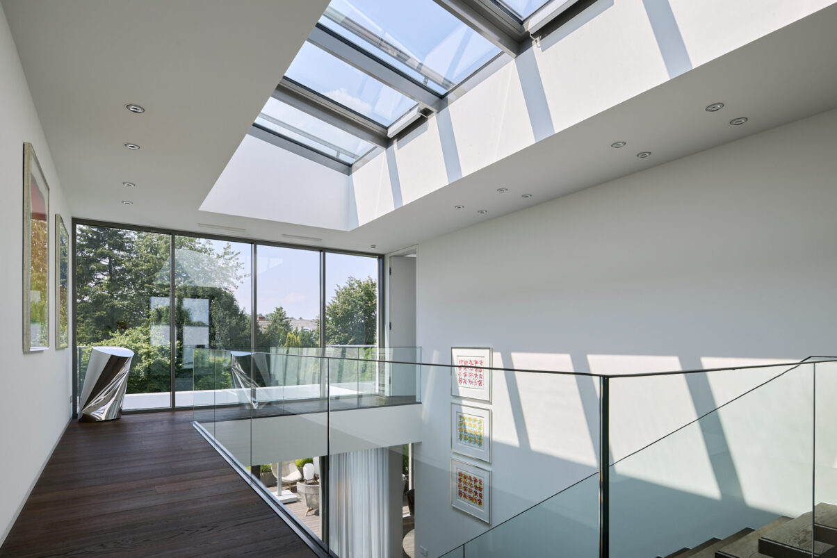 Architektur- und Interieurfotografie Düsseldorf MH Project Interieur, Galerie im oberen Bereich mit gläsernem Geländer