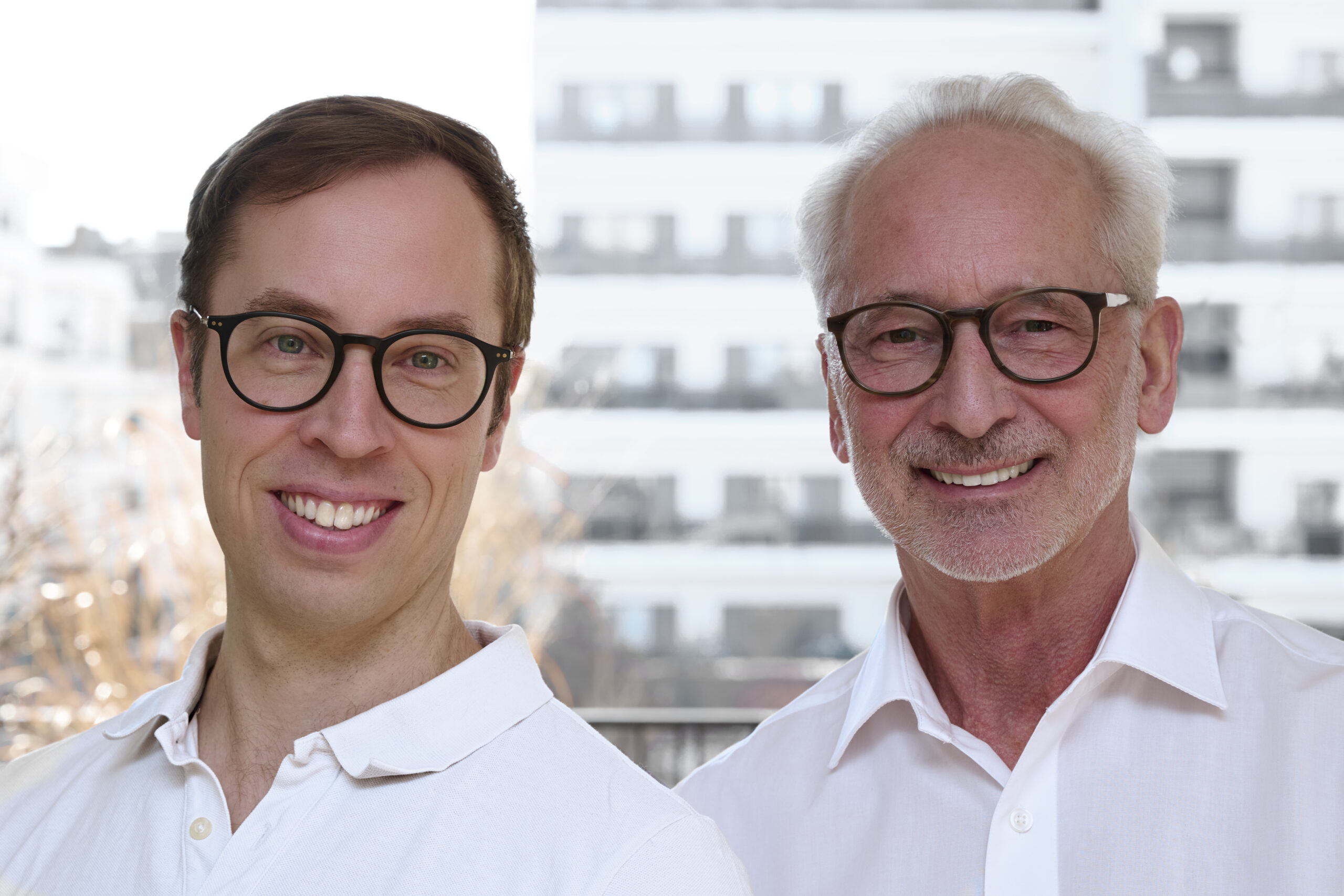 Peoplefotografie Düsseldorf, Business Porträts Düsseldorf Porträt von zwei lachenden Ärzten einer orthopädischen Praxis