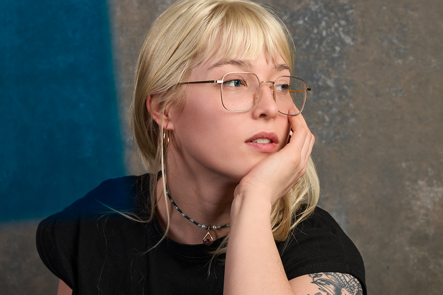 Junge Frau mit blonden Haaren