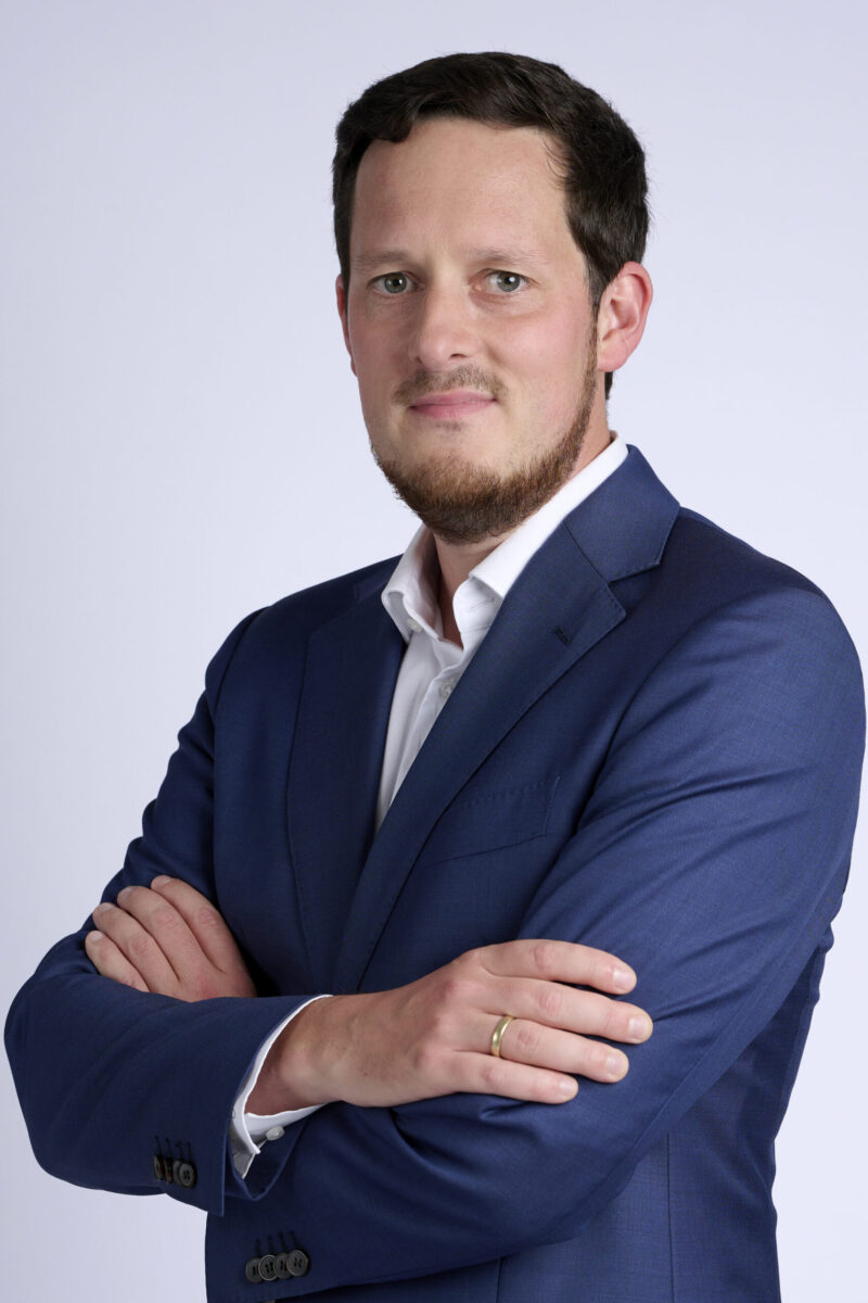 Peoplefotografie Düsseldorf, Business Porträts Düsseldorf Klassisches Businessporträt eines dunkelhaarigen Mannes vor hellem Hintergrund