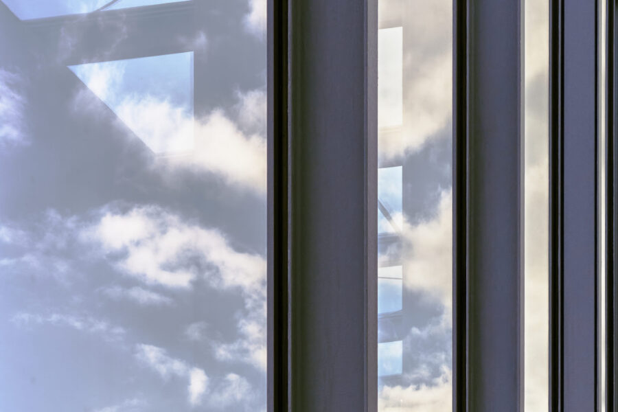 Glas-Eisenkonstruktion mit Wolken-Spiegelungen, Querformat
