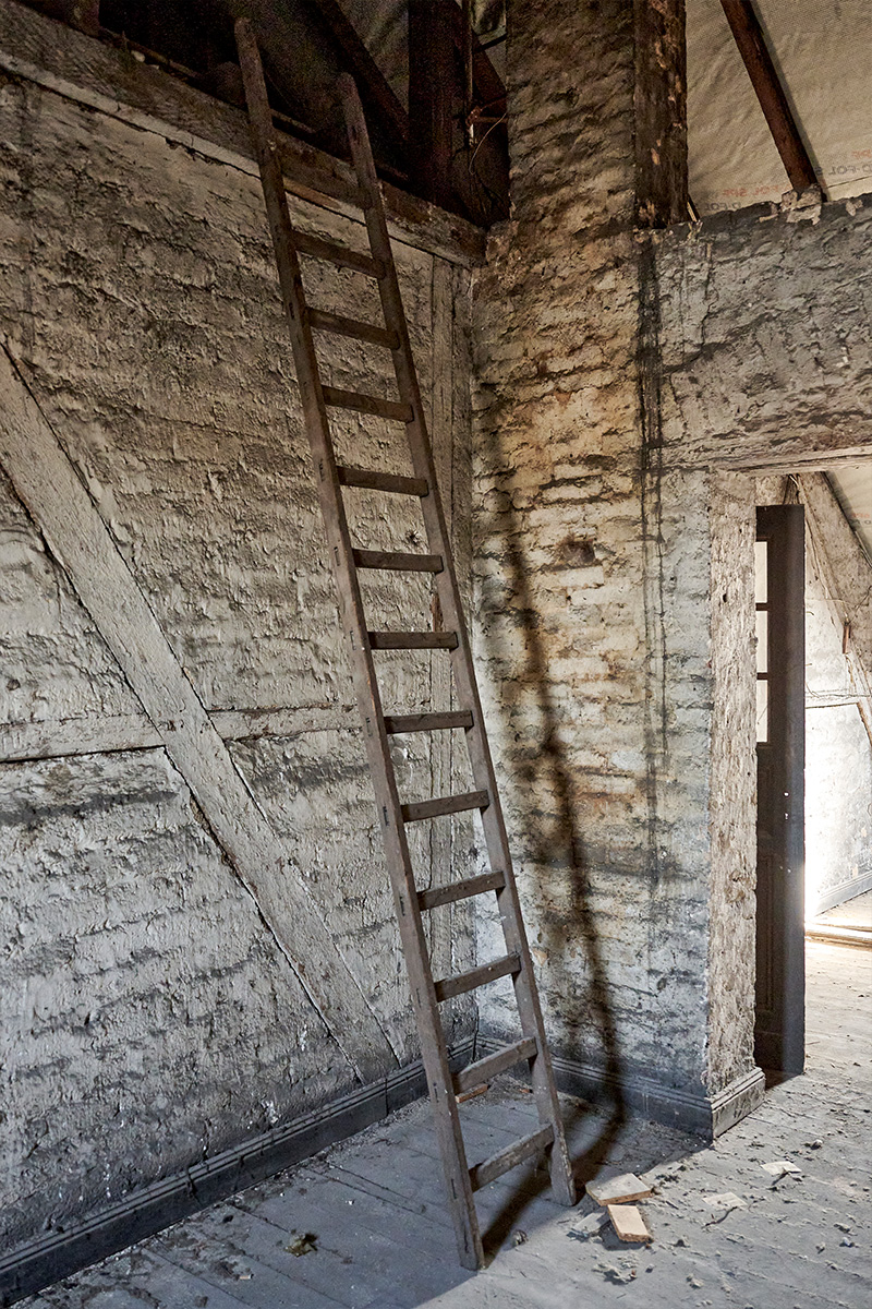 Architektur- und Interieurfotografie Düsseldorf SKFM Sanierung Altbau, Speicherzimmer mit loser Dachverkleidung und angelehnter Holzleiter