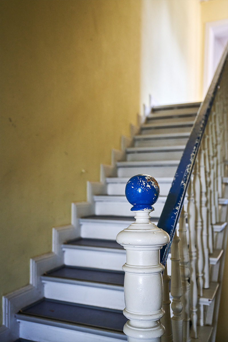 Architektur- und Interieurfotografie Düsseldorf SKFM Sanierung Altbau, weiß-blauer Treppenaufgang mit gelben Wänden