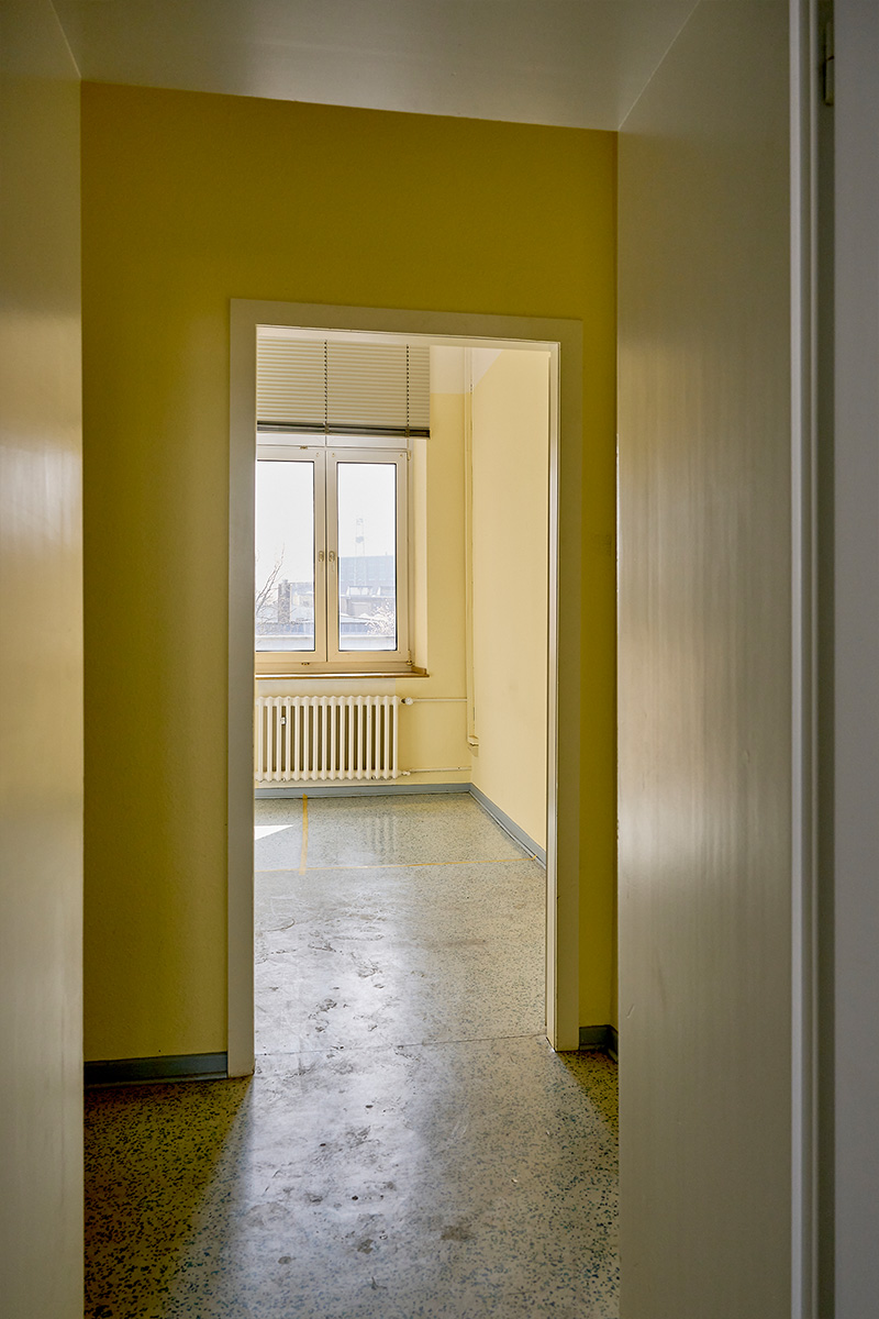 Architektur- und Interieurfotografie Düsseldorf SKFM Sanierung Altbau, Blick in ein lichtdurchflutetes Zimmer mit gelben Wänden