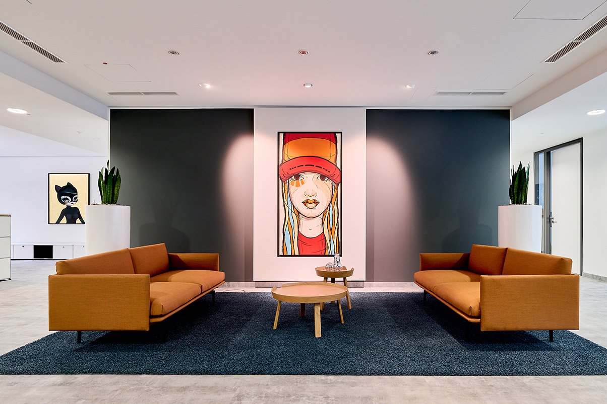 Projekt Büro Kö 60c in Düsseldorf, einladender Eingangsbereich mit moderner Sitzgarnitur und großem Bild