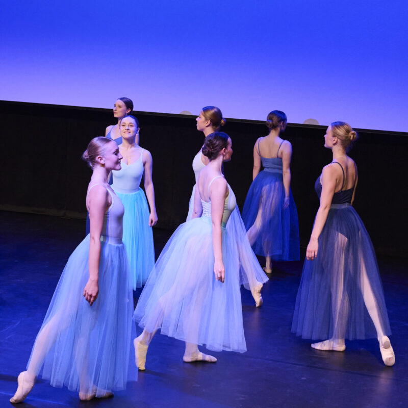 Eventfotografie Düsseldorf Ballettaufführung, klassische Choreographie, Tanzensemble schreitend in langen Tüllröcken, blau und türkis
