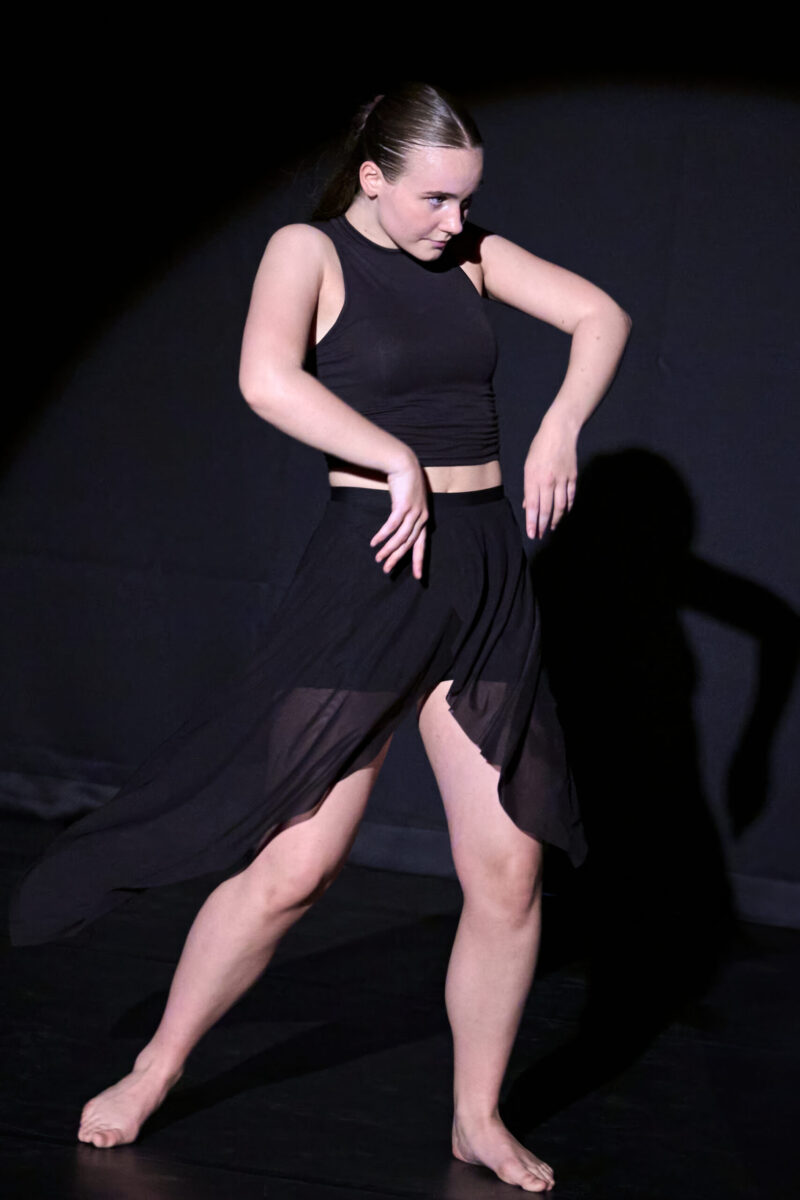 Eventfotografie Düsseldorf Ballettaufführung, moderne Fusion-Choreographie, Tänzerin im schwarzen Studio-Look