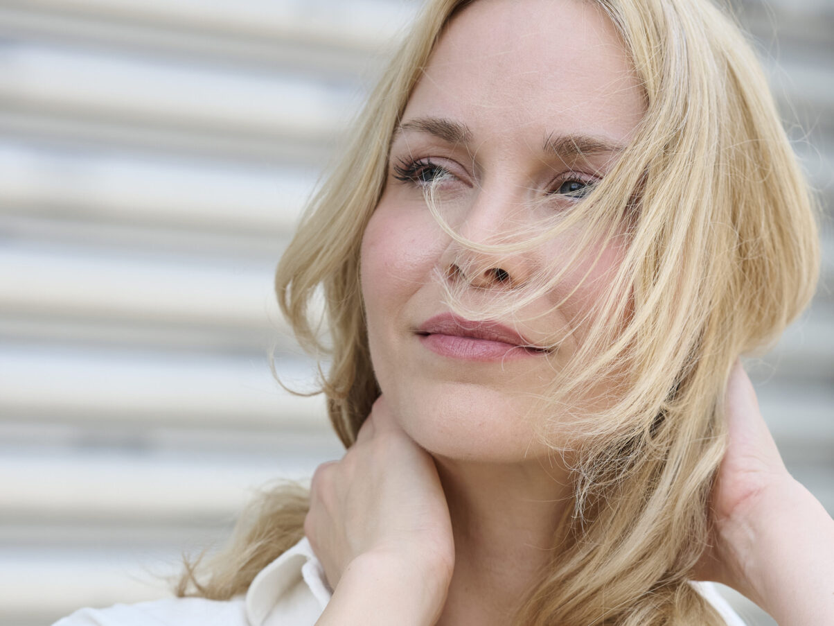 Blonde Frau schaut in die Ferne